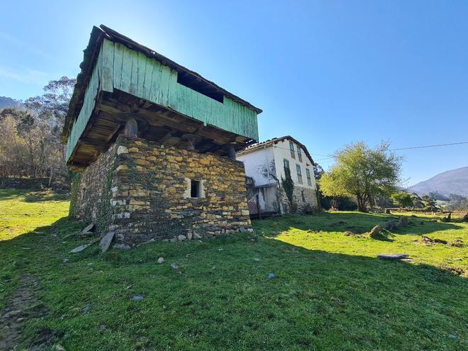 En imágenes: así es la aldea de Lantero, en Boal, que se vende por 690.000 euros