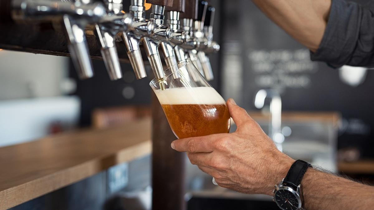 Por qué debes servir la cerveza en un vaso antes de bebértela.