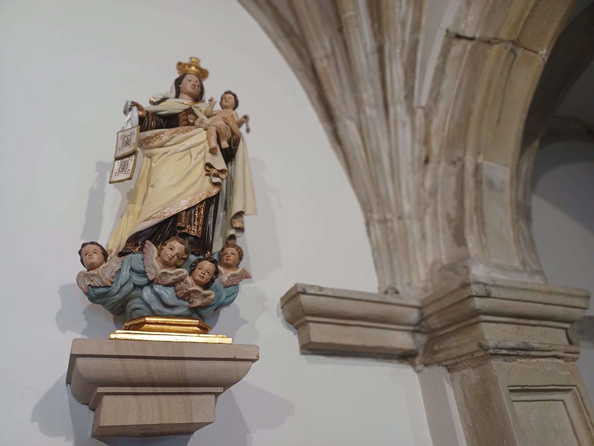 La talla de la Virgen del Carmen regresa a la iglesia de Pruvia tras varios meses de restauración