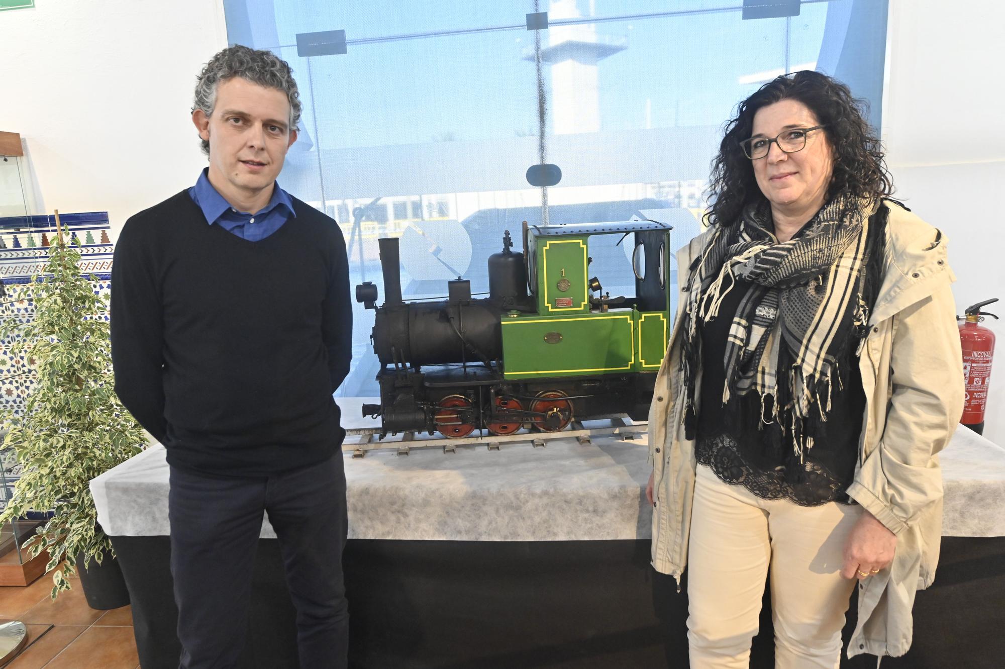 Los organizadores de la exposición 'Caminos de Hierro': Gerard Llansola (responsable de Gestión Documental y Archivo del Puerto) y Carmen Esteve (del departamento de Dirección del Puerto). Foto: Manolo Nebot