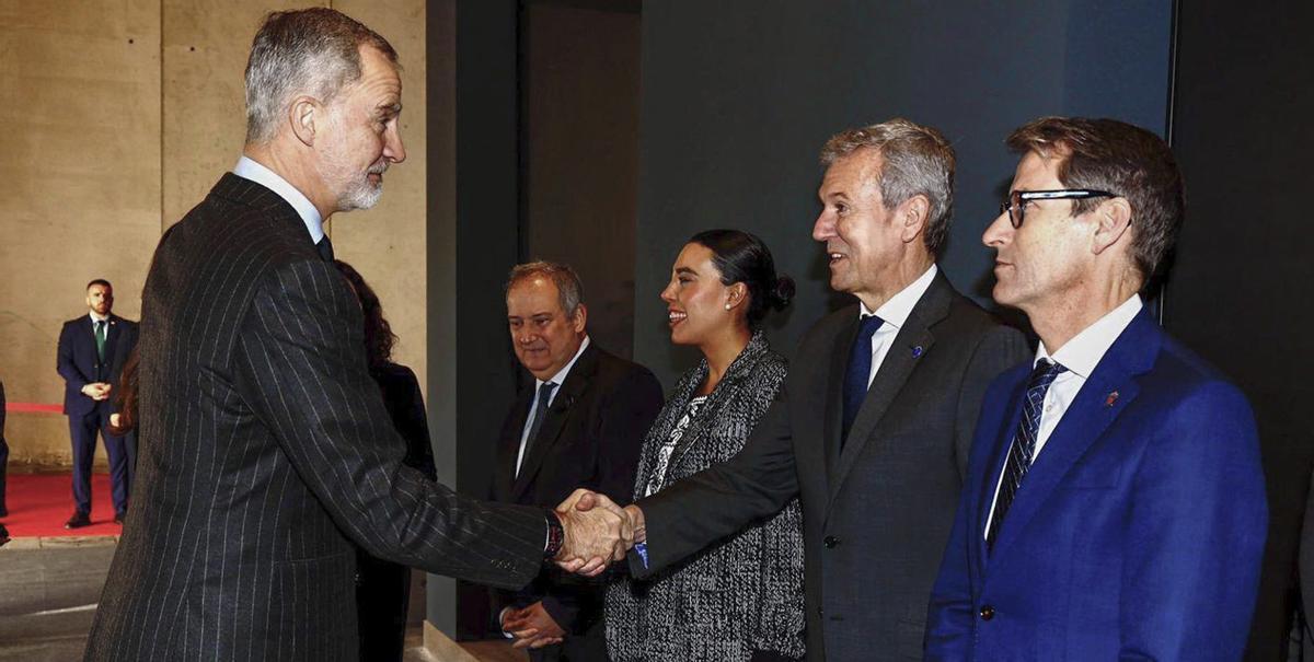 Su majestad, Felipe VI, y el presidente gallego, Alfonso Rueda, ayer en Fitur. |  FdV