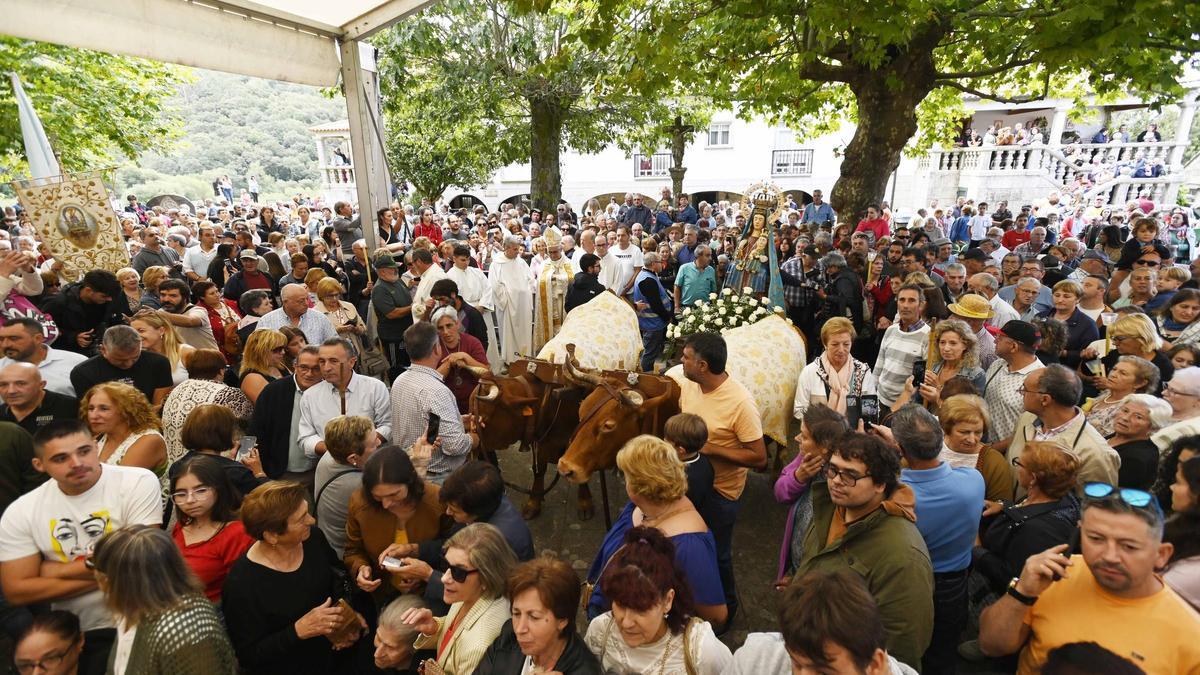 El carro con la imagen de la Virgen se abre paso entre la gente, ayer, en la romería de A Franqueira