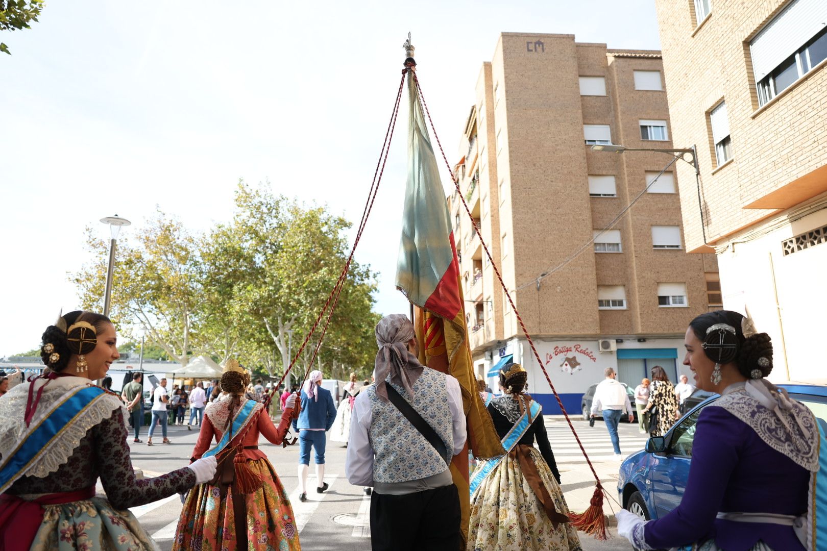 María Estela, la corte, Quart y Xirivella honran a la senyera más viajera de las Fallas