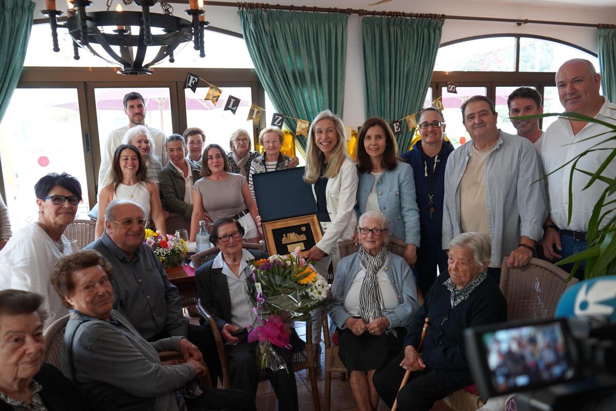 Eulalia celebra su cumpleaños número 100 junto a sus familiares y amigos.
