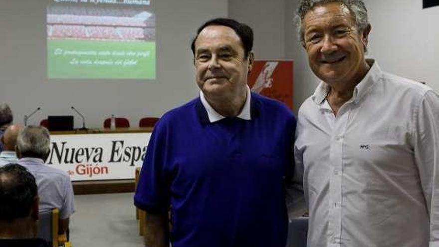 Pablo Monella (a la izquierda) y Pipo Prendes, ayer, en el Club La Nueva España de Gijón.