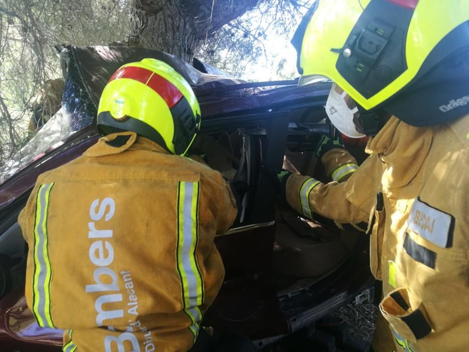 Intervención de los bomberos y sanitarios en el accidente con una conductora herida en Pilar de la Horadada