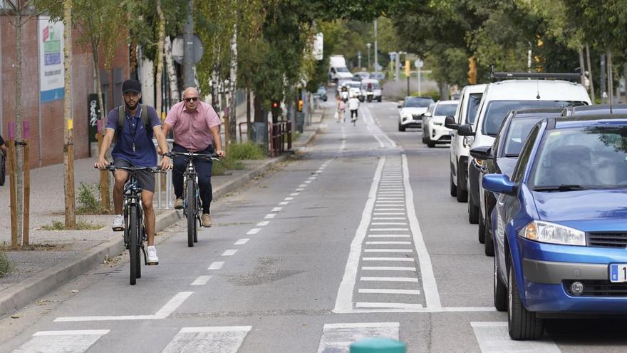 Posaran pilones per protegir el carril bici de l’avinguda Lluís Pericot