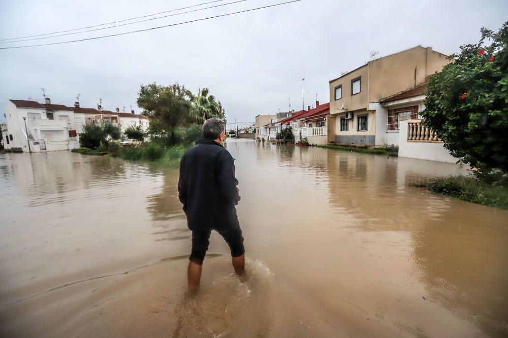 Imágenes de los vecinos retirando agua de las viviendas y las balsas de laminación que no dieron abasto ayer junto a la laguna de Torrevieja