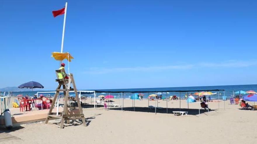 Bandera roja izada ayer en la playa de Morro de Gos en Orpesa.