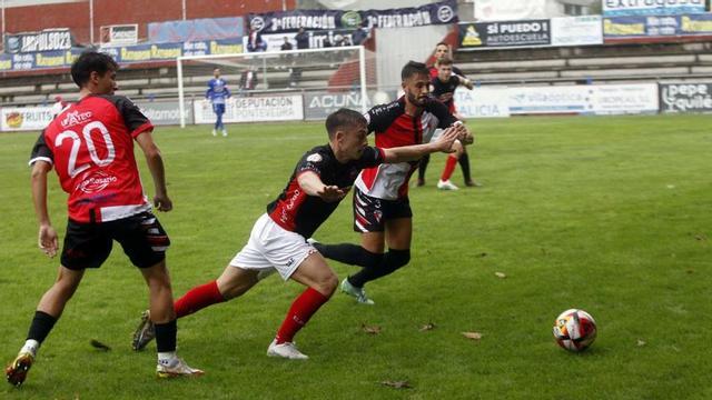 Martín Diz, Sobrido y Cotilla luchan por un balón ayer durante el partido de A Lomba.
