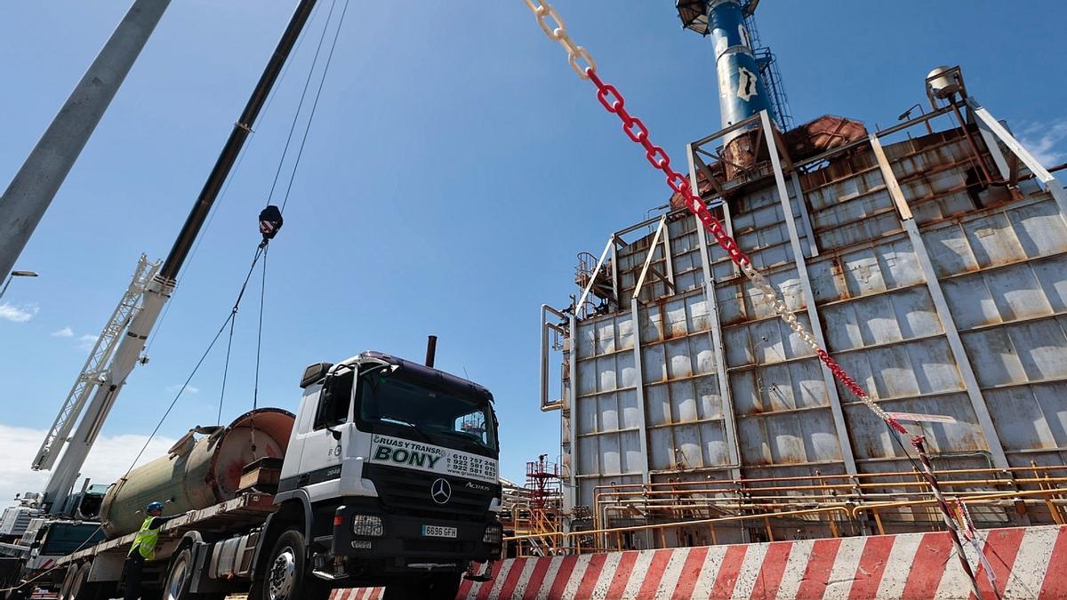 Inicio del desmantelamiento de la Refinería de Santa Cruz.