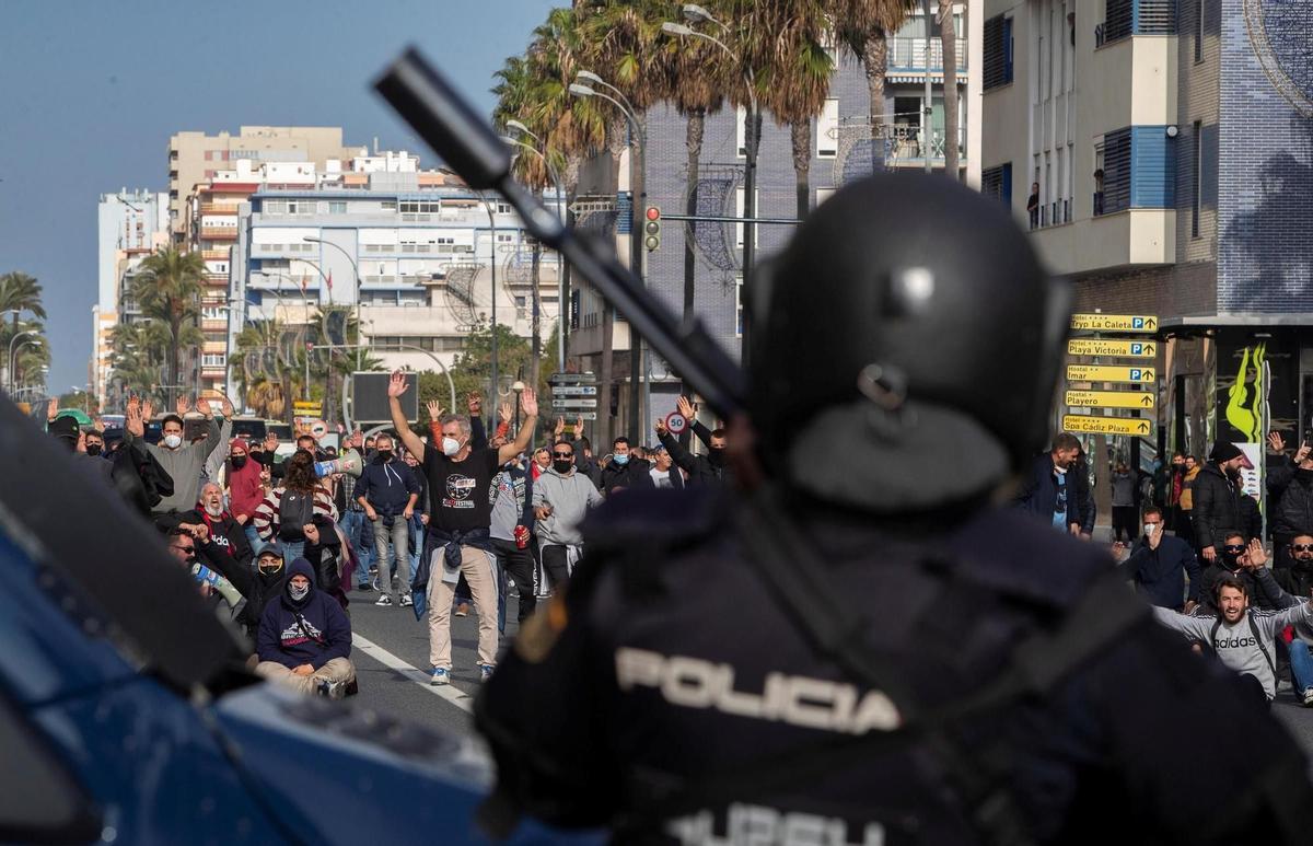Los trabajadores de Navantia queman contenedores y lanzan botellas a la policía en Cádiz