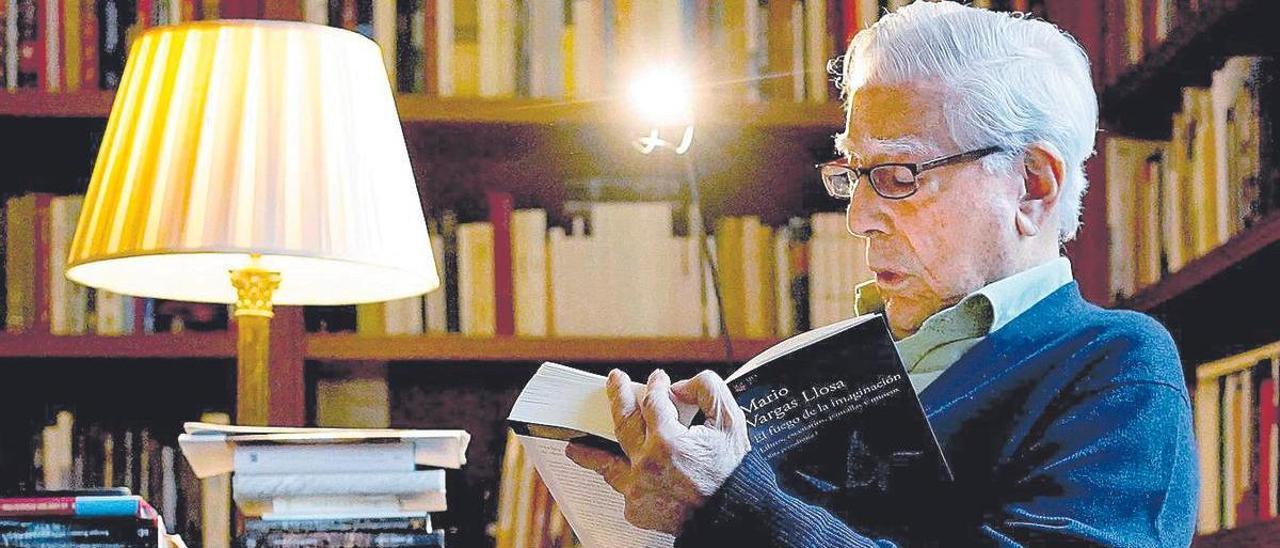 El escritor Mario Vargas Llosa repasa uno de sus libros en su estudio de Madrid.