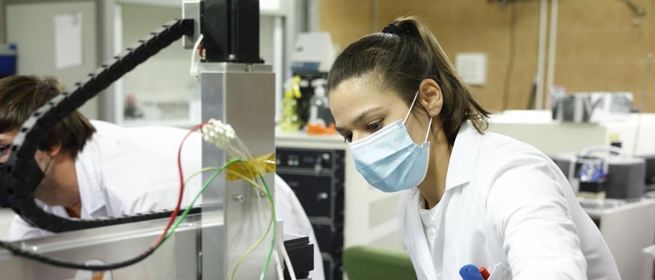 Una joven trabaja en el Instituto de Nanociencia y Materiales