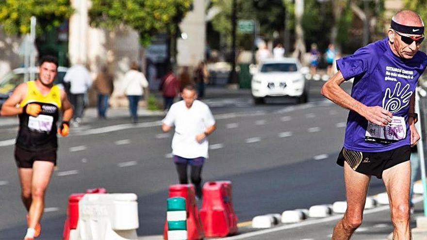 Dos corredores durante una prueba popular.