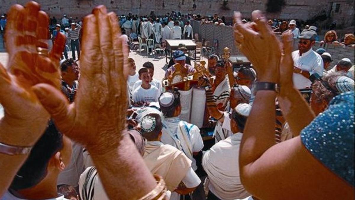 Un grupo de judíos celebra en 1999 la festividad de 'Bar Mitzvah' ante el Muro de las Lamentaciones, en Jerrusalén.