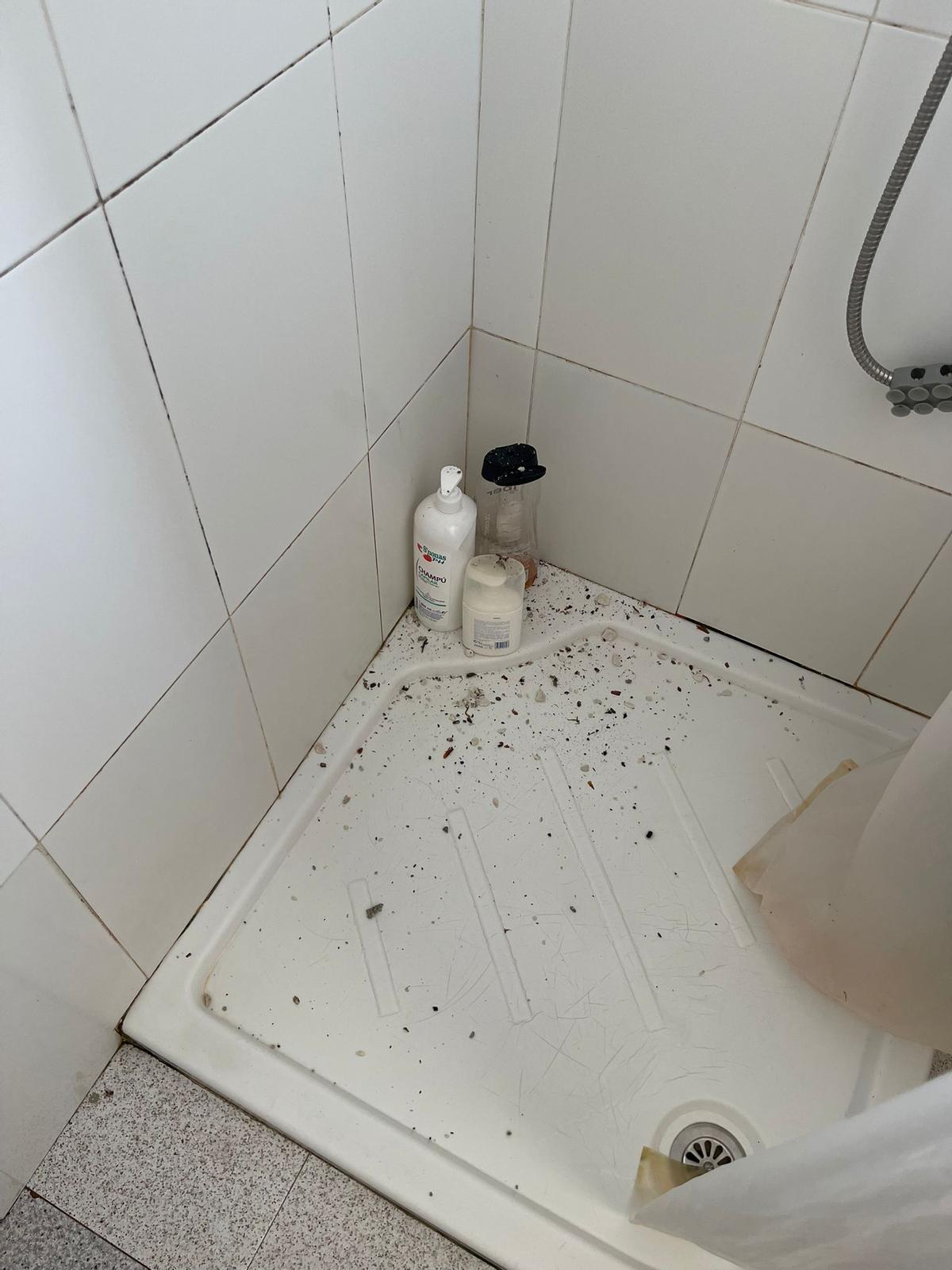 Residuos en una de las duchas que Compromís explica que son excrementos de roedores
