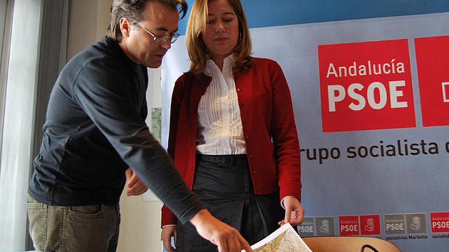 Acusación. La portavoz socialista, Susana Radío, y el edil Javier De Luis, ayer.