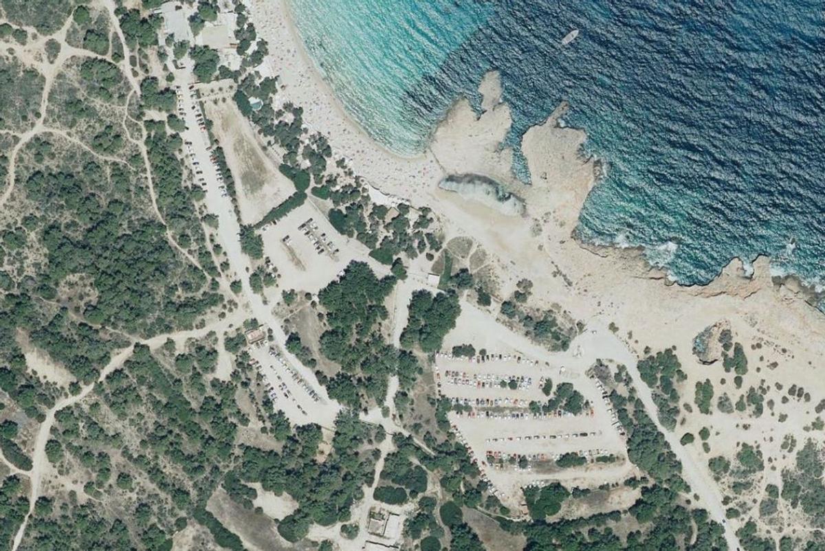 A la derecha, la parcela del ‘parking’ de Cala Bassa, en una imagen aérea de 2021. | IDEIB