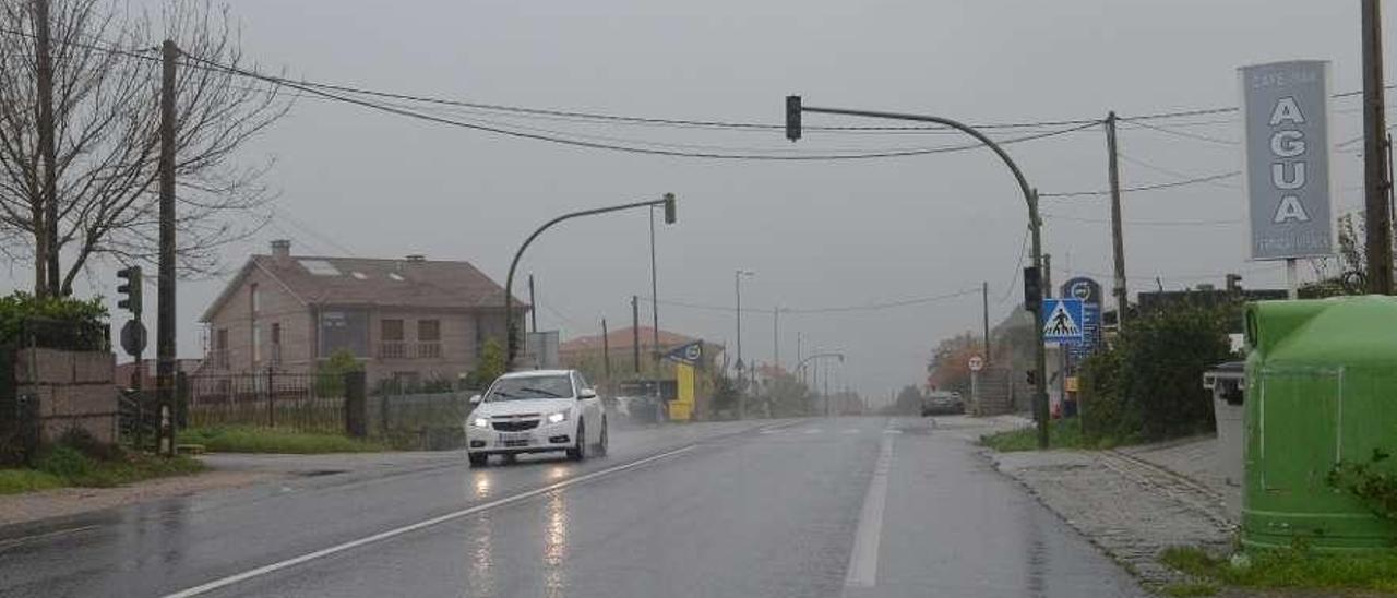 Semáforos de A Pantrigueira, en Vilanova de Arousa, que llevan una semana sin funcionar. // N. P.