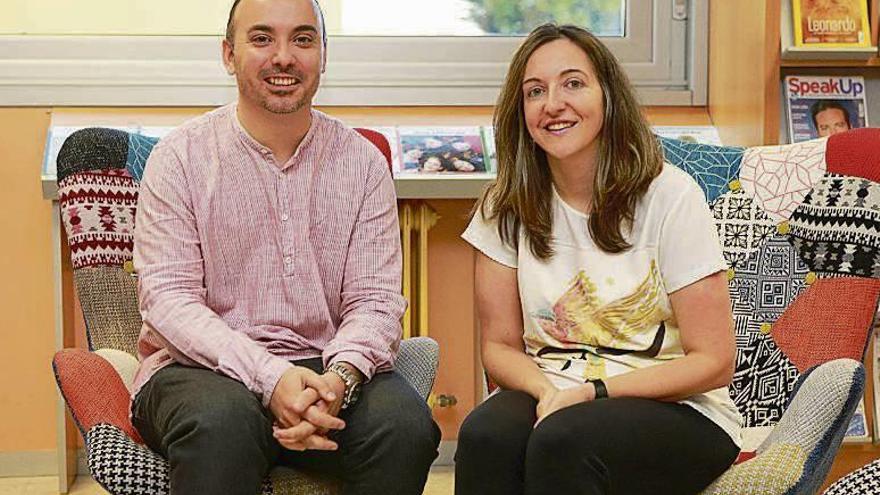 Javier López y Almudena Mosquera, ayer, en la biblioteca. // Bernabé