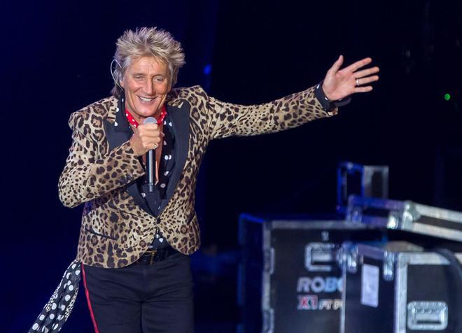 Rod Stewart, asistido con un bombona de oxígeno en pleno concierto
