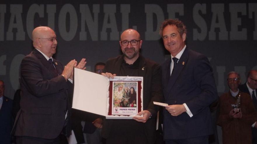 Antonio Nieto recibe el primer premio de saetas en Málaga.