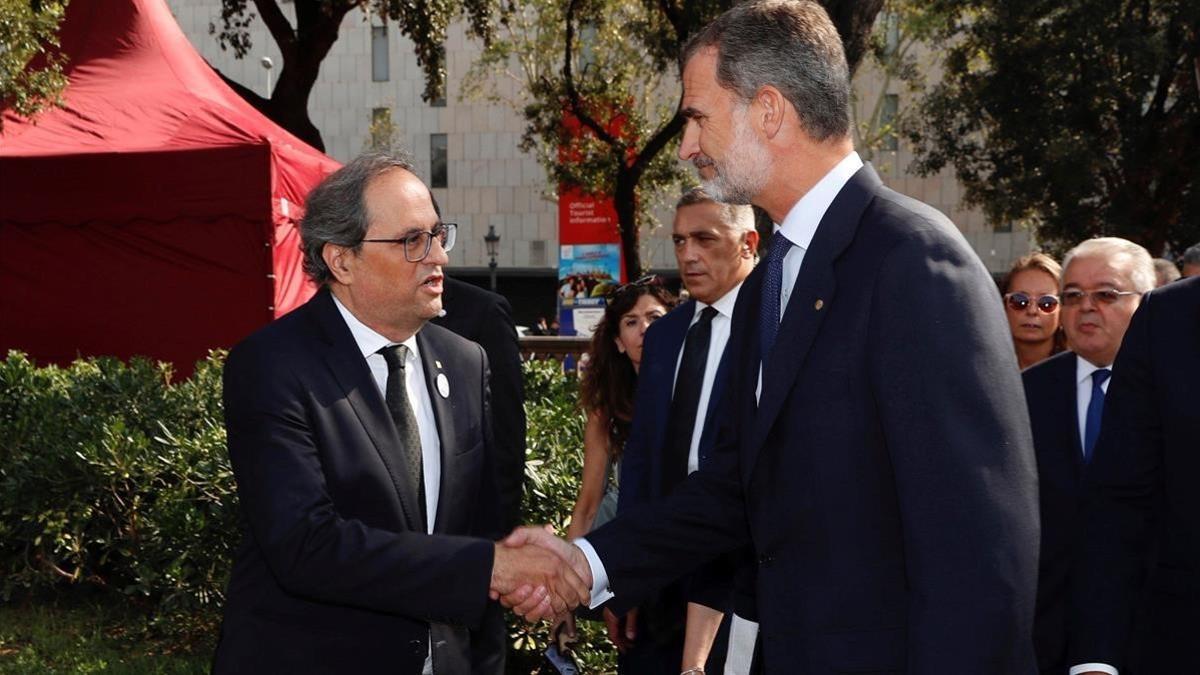 El rey Felipe VI saluda al 'president' de la Generalitat, Quim Torra, a su llegada a la plaza de Catalunya en agosto del 2018, en el aniversario de los atentados del 17-A.