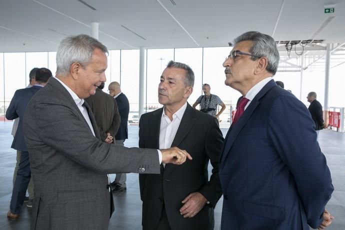 12.09.19. Las Palmas de Gran Canaria. Nueva terminal de la Naviera Armas en el Puerto de Las Palmas. El presidente de Canarias recorre el nuevo edificio terminal y el catamarán Volcán de Tagoro acompañado por Antonio Armas Fernández. Foto Quique Curbelo  | 12/09/2019 | Fotógrafo: Quique Curbelo