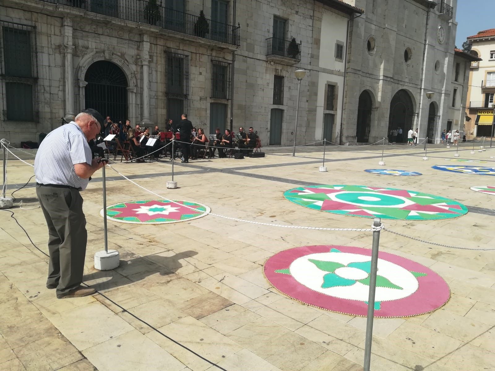 Pravia disfruta el Corpus y se llena de color con las alfombras ornamentales