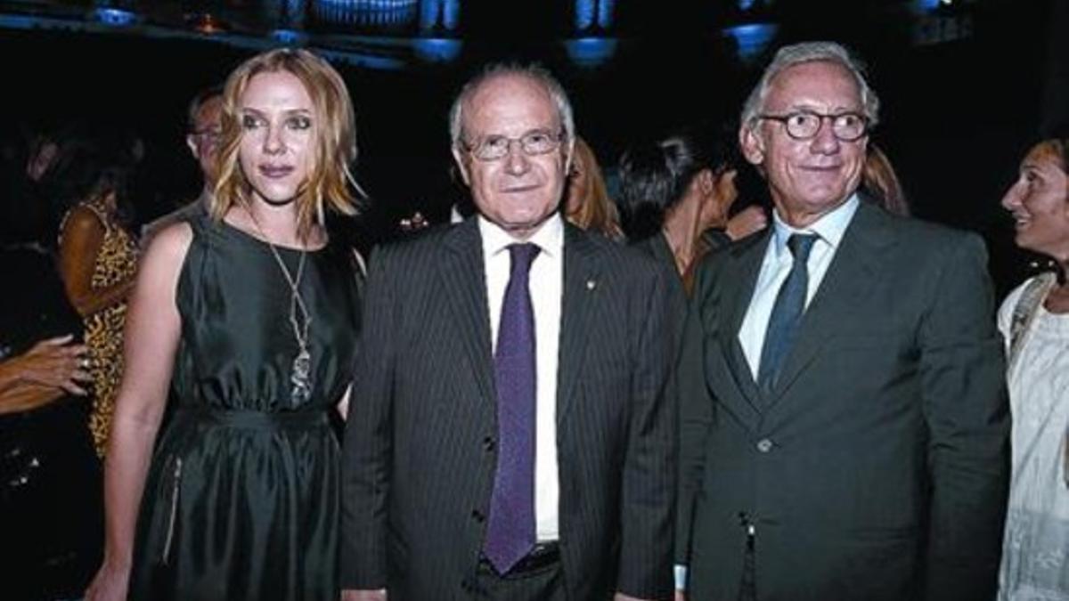 El presidente de la Generalitat, José Montilla, con Johansson y el presidente de Mango, Isak Andic.