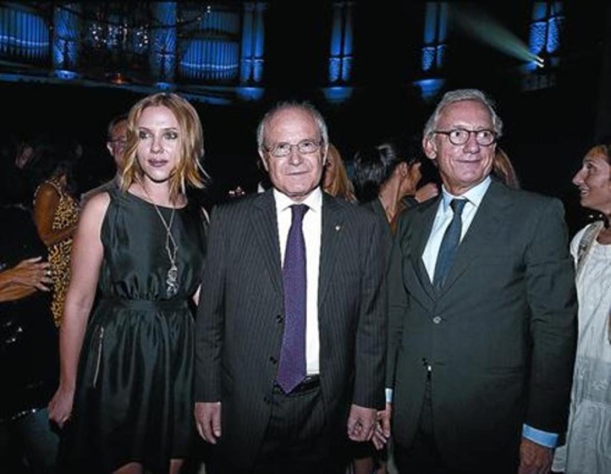 El president de la Generalitat, José Montilla, amb Johansson i el president de Mango, Isak Andic. El president de la Generalitat, José Montilla, amb Johansson i el president de Mango, Isak Andic.