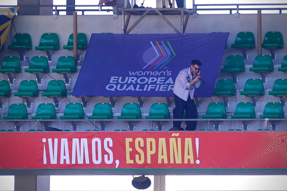 Antonio José canta en la grada de El Arcángel durante el descanso del España-Ucrania.