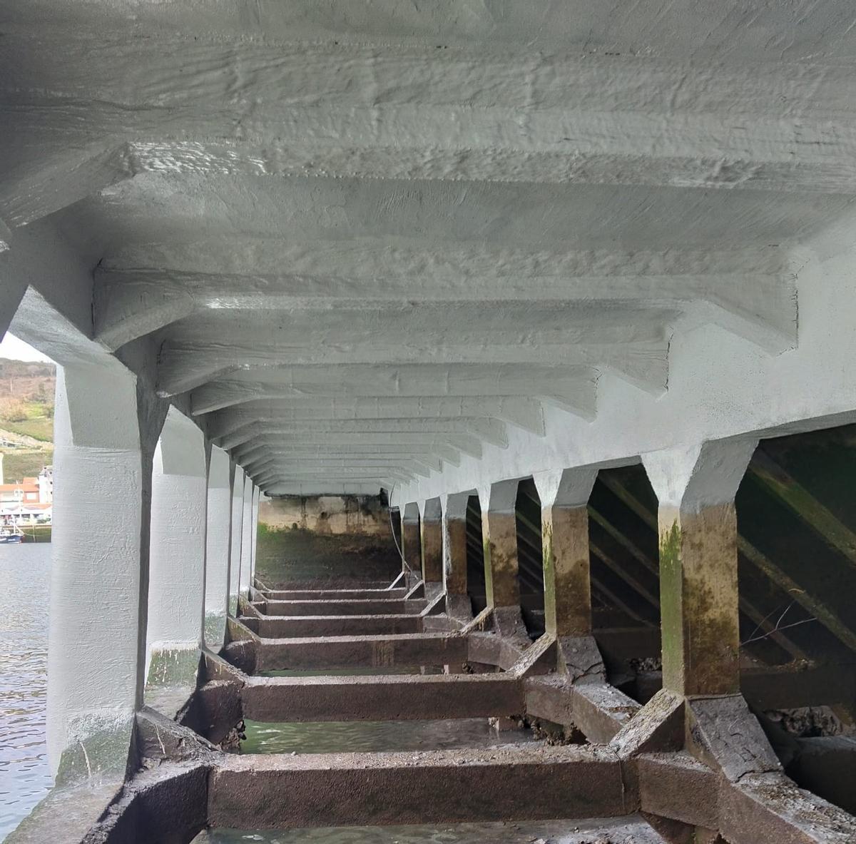 Zona reparada en el muelle riosellano.