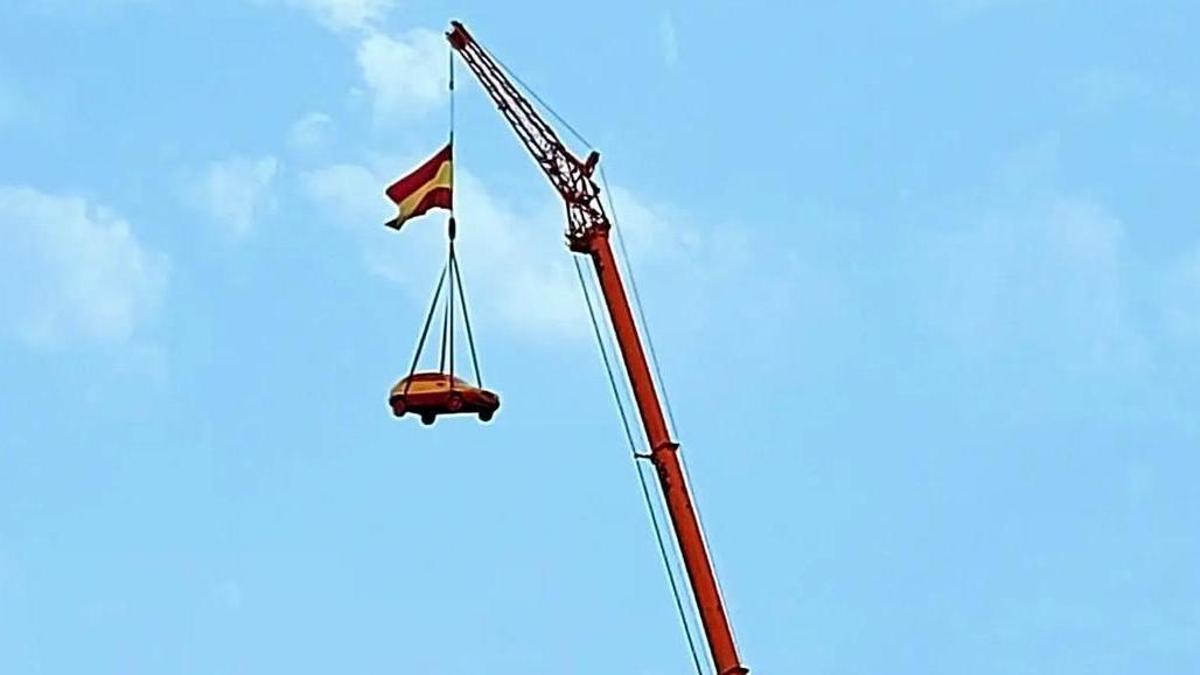 El coche tuneado y la bandera de España