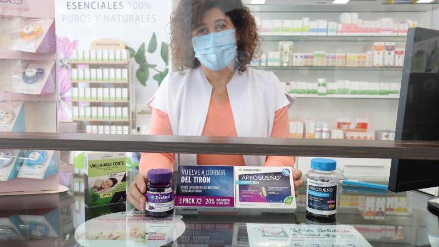 Una farmacéutica de Castelló muestra la diversidad de productos disponibles para conciliar el sueño. | DAVID GARCÍA