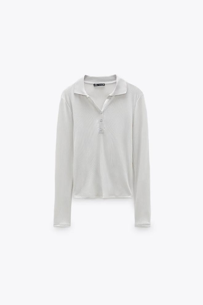 Polo de manga larga con cuello solapa y escote pico, de Zara