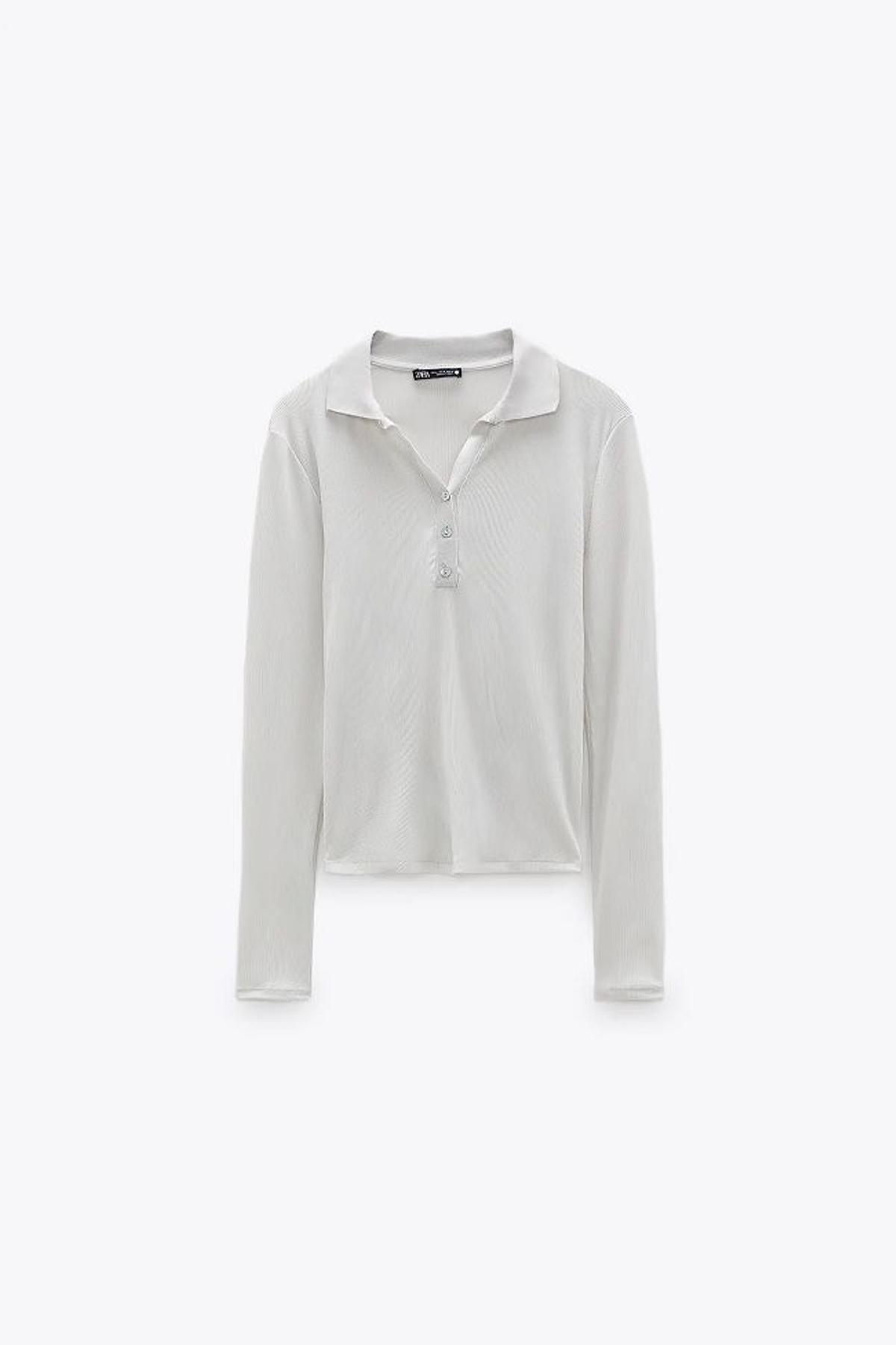 Polo de manga larga con cuello solapa y escote pico, de Zara