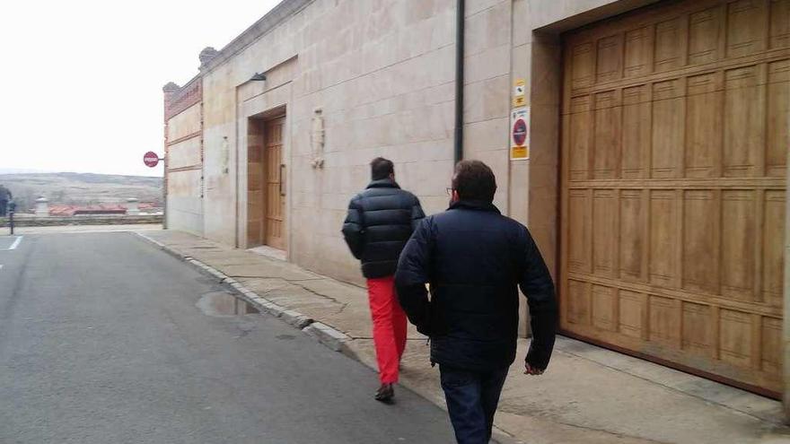 Los dos ex alumnos del Juan XXIII de Puebla se dirigen a la entrevista con el obispo, ayer en Astorga.