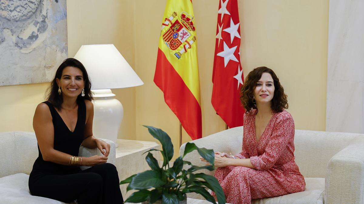 Imagen de archivo de Isabel Diaz Ayuso con la portavoz de VOX en Madrid, Rocío Monasterio.