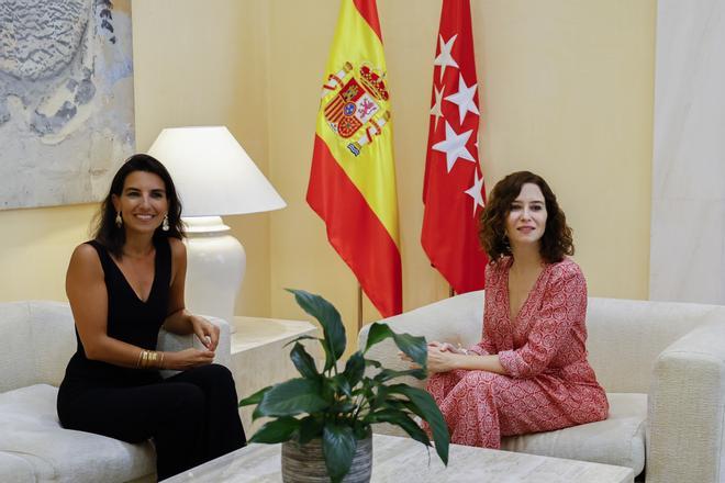 MADRID, 30/08/2022.- La presidenta de la Comunidad de Madrid, Isabel Diaz Ayuso (d), se reúne con la portavoz de VOX en la Asamblea, Rocío Monasterio este martes en la sede de la Comunidad. EFE/Sergio Pérez