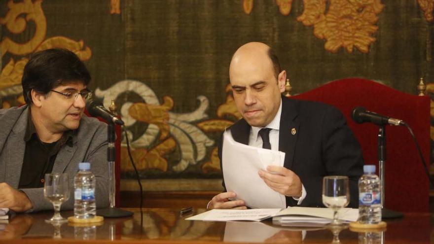 Miguel Ángel Pavón (Guanyar) y Gabriel Echávarri (PSOE) en un pleno del Ayuntamiento de Alicante