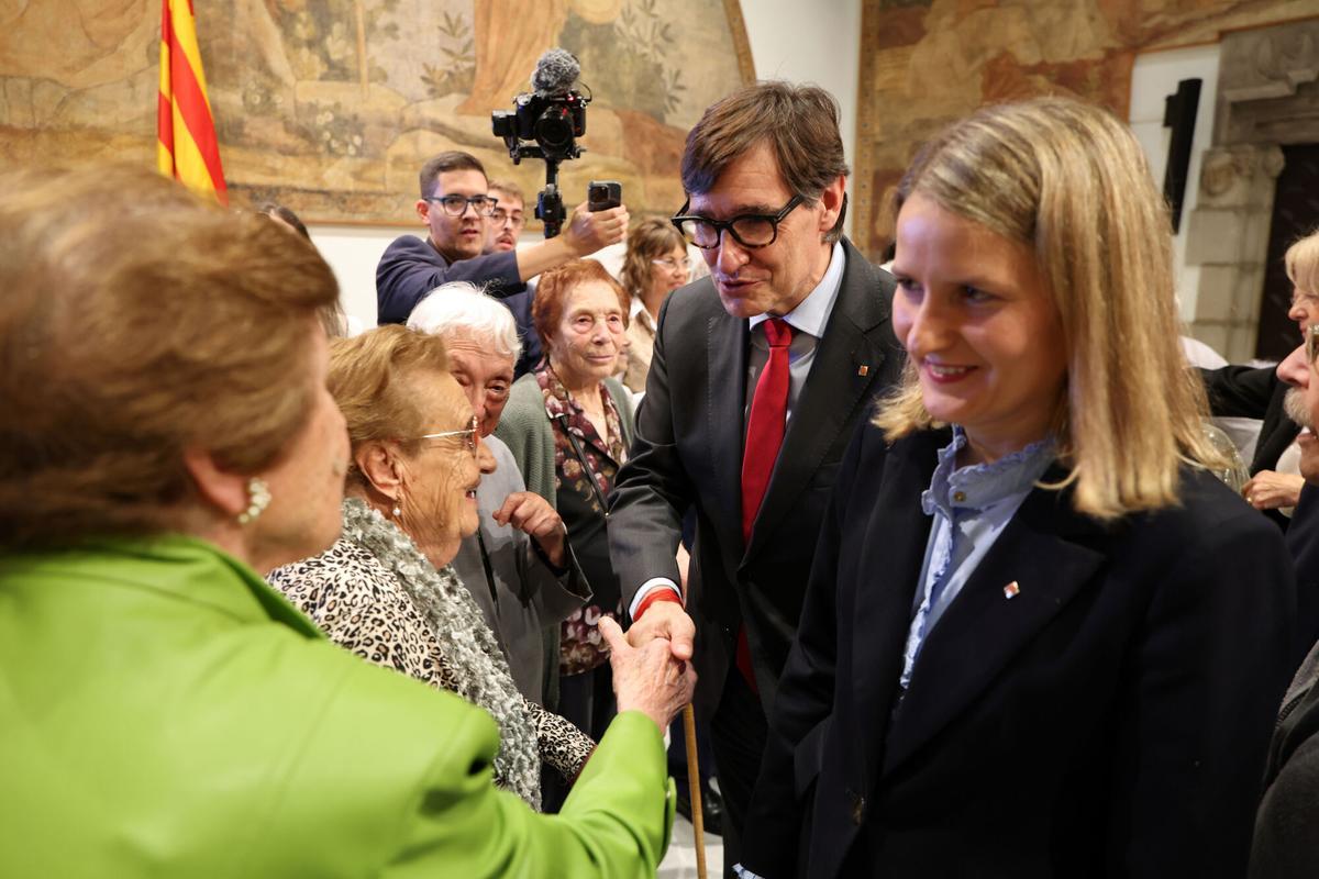El president de la Generalitat, Salvador Illa, ha mantenido un encuentro en Palau con doce de las más de 3.000 personas centenarias en Cataluña, un récord en la esperanza de vida que, ha afirmado, representa un éxito de las políticas públicas.