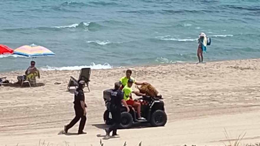 Investigan el hallazgo de un fardo sospechoso en una playa de La Manga del Mar Menor