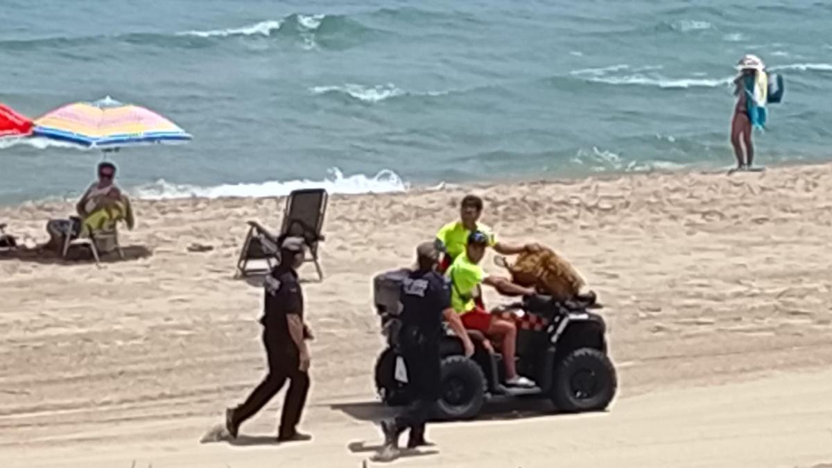 Agentes de la Policía Local se desplazaron al arenal y recuperaron el paquete sospechoso.
