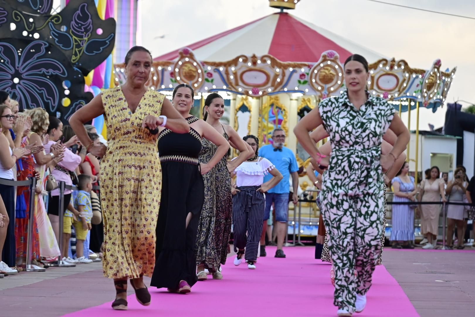 El Moll de Costa se viste de moda con el desfile solidario de Cáritas