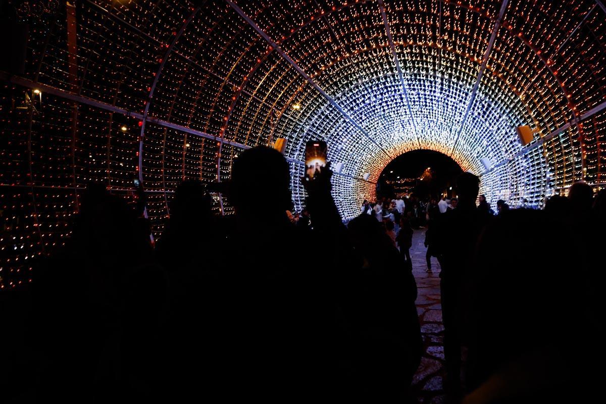 Galería: Juegos y risas en el túnel de luces del puerto de Ibiza