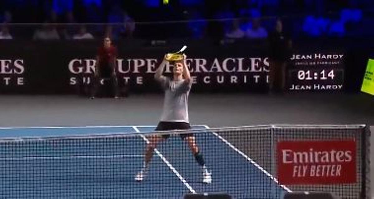 Alexander Bublik haciendo rematando con el mango de la raqueta