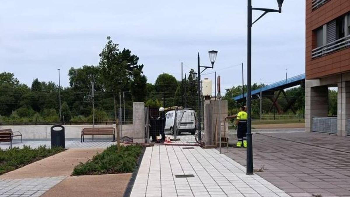 Operarios revisando la instalación eléctrica del aparcamiento esta semana