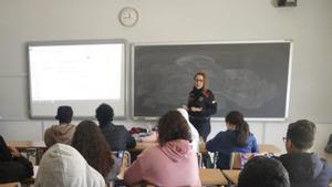 Els instituts es revolten davant el pla per posar policia a les aules